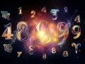 Kosmiczna wizja liczb, gdzie numerologiczna 1 i 11 splatają się z symbolami zodiaku i cyframi.