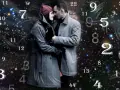 Para, otoczona liczbami, w tym numerologiczną 7 i 11, wpatruje się w siebie.