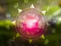 Okrąg zodiaku z symbolami, w tym lew i strzelec, na tle zieleni.