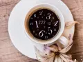 Kawa z numerologią. Liczby 5 i 8 w kawie, jakby zapowiadały przyszłość.