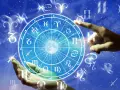 Zodiakalny krąg z księżycem i gwiazdami. Dłoń dotyka symbolu Lwa, sugerując przyjaźń z Bliźniętami.