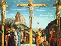 Pan Jezus na krzyżu, po bokach dwaj łotrzy. Scena ukrzyżowania z ludźmi u stóp krzyża i żołnierzami.