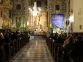 Wnętrze kościoła, wierni na ławkach. Może to miejsce modlitwy do św. Rafała Archanioła o męża.