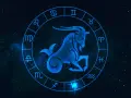 Błękitny koziorożec w centrum zodiaku, otoczony symbolami gwiazd. Byk i koziorożec to znaki zodiaku.