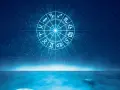 Jasny krąg zodiaku na tle nocnego nieba nad spokojnym morzem. Wodne znaki zodiaku wirują w kosmicznym tańcu.