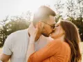 Para zmysłów, ona czule obejmuje jego szyję. Czy to idealny partner dla barana?