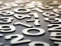Rozrzucone cyfry tworzą chaos, ale w tym bałaganie kryje się numerologiczna 10 – symbol początku i pełni.