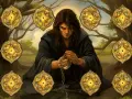 Mężczyzna w czarnej szacie pracuje nad łańcuchem, otoczony przez dziewięć złotych monet z symbolem gwiazdy. To karta tarot 8 monet, symbolizująca mistrzostwo i ciężką pracę.
