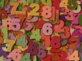 Kolorowe cyfry tworzą tło, jakby symbolizowały nowy **1 rok numerologiczny**. Wśród nich widać liczby 6, 5, 7, 8, 4, 2, 3, 1.
