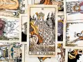 Karta cesarzowa tarot, III Arkanum Wielkie, przedstawia kobietę w koronie, siedzącą na tronie, otoczoną symbolami płodności i natury.