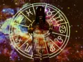 Postać w centrum, otoczona kosmiczną mgławicą, z projekcją ogniste znaki zodiaku na ciele.