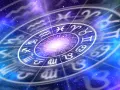 Gwiazdy układają się w krąg zodiaku, gdzie po koziorozcu w zodiaku widać symbole innych znaków na tle kosmicznej mgławicy.