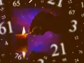 Dłoń zapala świecę, otoczona liczbami. W tle fioletowo-różowe światło. Numerologia 3 i 8 w centrum uwagi.