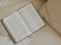 Otwarta Biblia, przygotowana do modlitwy do Jezusa. Tekst na stronach jest czytelny, a całość tworzy spokojną atmosferę.
