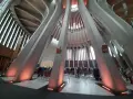 Wnętrze nowoczesnej świątyni z betonowymi kolumnami i oświetleniem. Czy to symbol opatrzności co to znaczy?