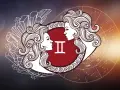 Dwie twarze Bliźniąt patrzą na siebie, symbolizując ich związek. W tle koło zodiaku i kryształy.