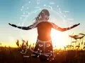 Sylwetka kobiety na tle zachodzącego słońca, otoczona kołem zodiaku. Każdy znak zodiaku, jak 20.06 znak zodiaku, jest widoczny.
