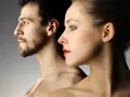 Profil mężczyzny i kobiety, jakby numerologiczna 3 i 4, tworzą harmonijną całość.