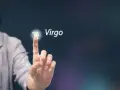 Dłoń dotyka symbolu Panny, gwiazdozbioru Virgo, na tle nocnego nieba.
