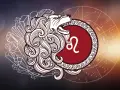 Stylizowany lew, symbol znaku zodiaku Lew, z jego datą urodzenia. W tle koło zodiaku i kryształy.