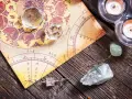 Numerologia 11 z dnia urodzenia. Kryształy, wahadło i świece na tle mapy astrologicznej.