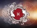 Dwa stylizowane ryby otaczają symbol Ryb, na tle koła zodiaku i kryształów.