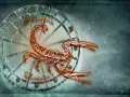 Skorpion i Waga: symboliczna przyjaźń między znakami zodiaku. Skorpion na tle koła zodiaku.