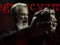 Gniewny mężczyzna z siwą brodą i różańcem w dłoni, krzyczący w ciemności. Słowo "egzorcyzm" widoczne w tle.