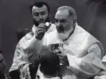Ojciec Pio udziela Komunii. W trudnych chwilach, gdy wszystko wydaje się beznadziejne, jego modlitwa jest nadzieją.
