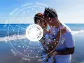 Para, obejmująca się na plaży, otoczona kołem zodiaku. Ich miłość jest jak numerologiczna 7 – głęboka i duchowa.