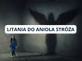 Kobieta patrzy w górę na cień anioła stróża, gdy na ekranie pojawia się napis "Litania do anioła stróża".