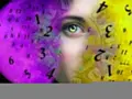 Twarz otoczona przez liczby, gdzie numerologiczna 5 i 11 splatają się z symboliką księżyca i czasu.