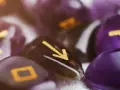 Runy na fioletowych kamieniach, symbolizujące numerologiczną 1 w miłości, zapowiadają nowy początek i silne przywództwo w związku.
