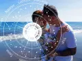 Para zakochanych na plaży, otoczona kołem zodiaku. Ich miłość jest jak numerologiczna 1 i 9 – jedność i spełnienie.