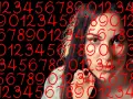 Kobieta pisze liczby, wśród nich numerologiczna 8 i 9.