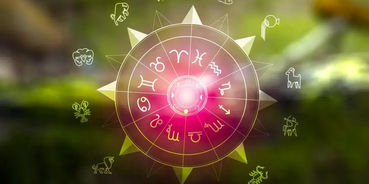 Okrąg zodiaku z symbolami, w tym lew i strzelec, na tle zieleni.