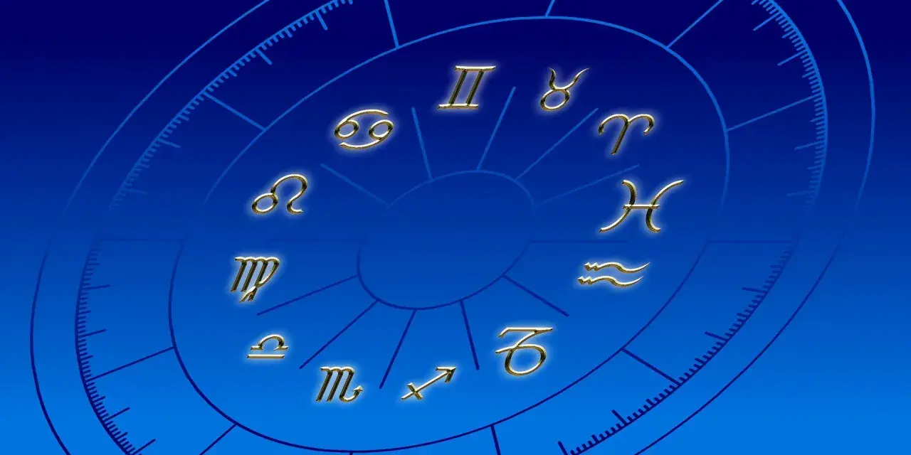 Złote symbole znaków zodiaku na tle niebieskiej tarczy. Czy znaki zodiaku to grzech? Zastanówmy się nad tym, patrząc na te mistyczne symbole.