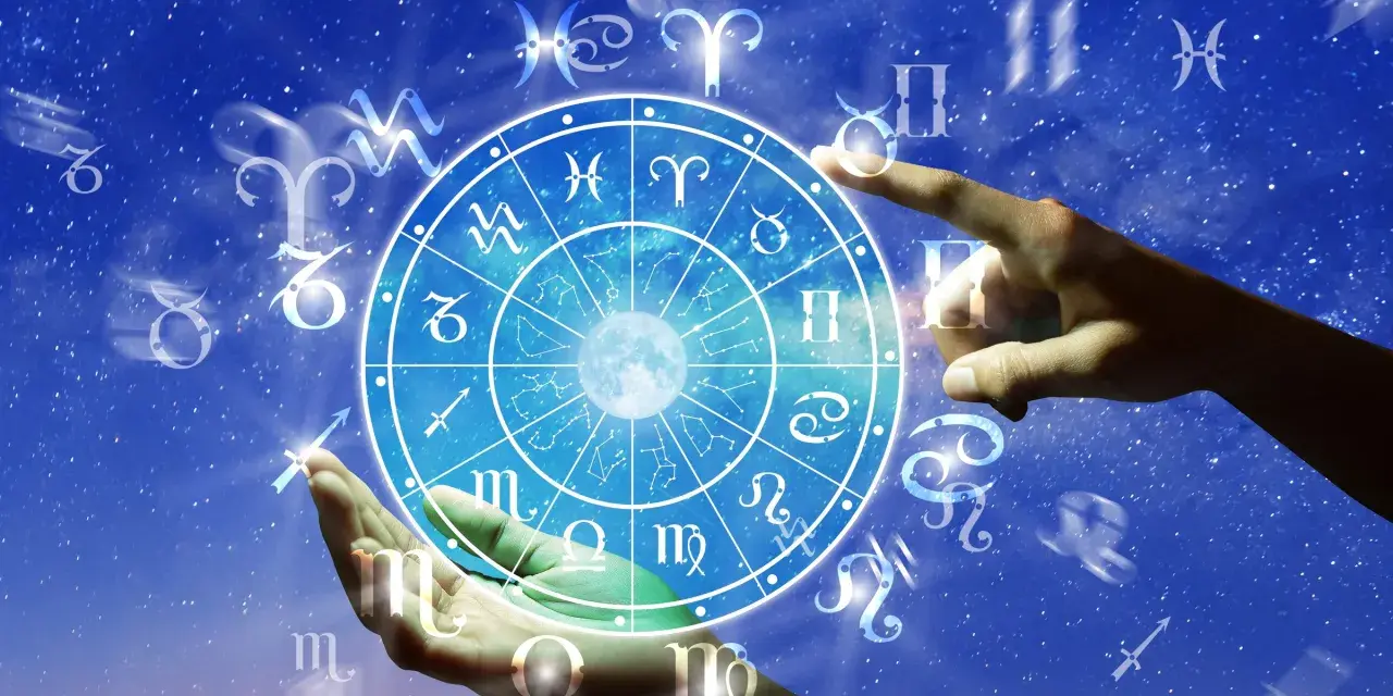 Zodiakalny krąg z księżycem i gwiazdami. Dłoń dotyka symbolu Lwa, sugerując przyjaźń z Bliźniętami.