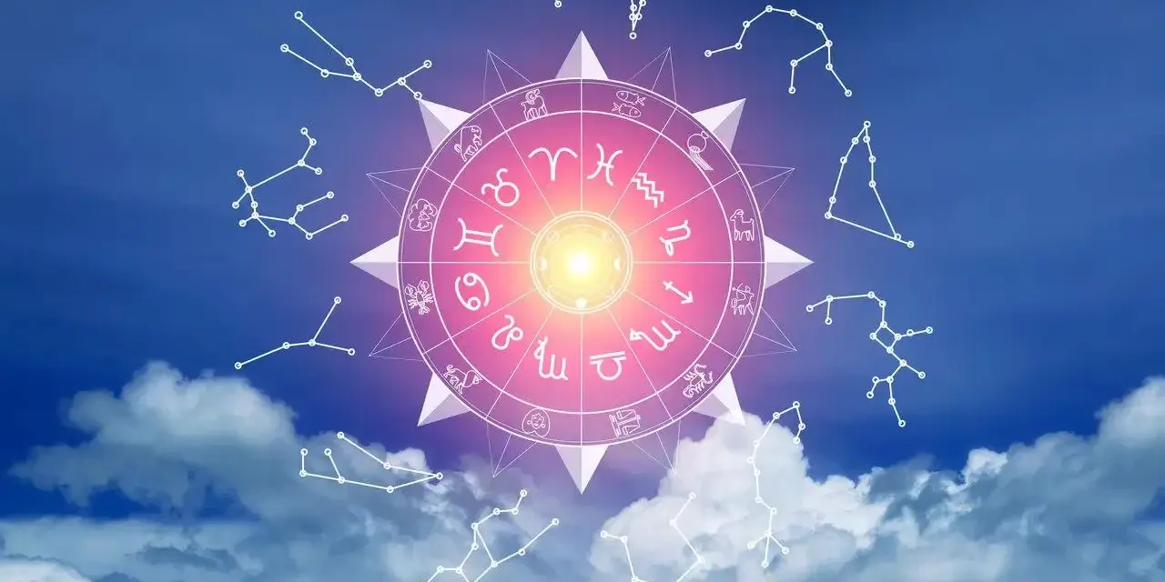 Okrąg zodiaku i konstelacje na tle nieba. Czy wodniki są zazdrosne? Gwiazdy milczą, ale koło horoskopu się kręci.
