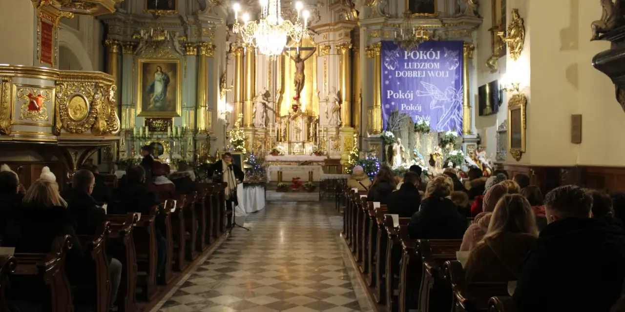 Wnętrze kościoła, wierni na ławkach. Może to miejsce modlitwy do św. Rafała Archanioła o męża.