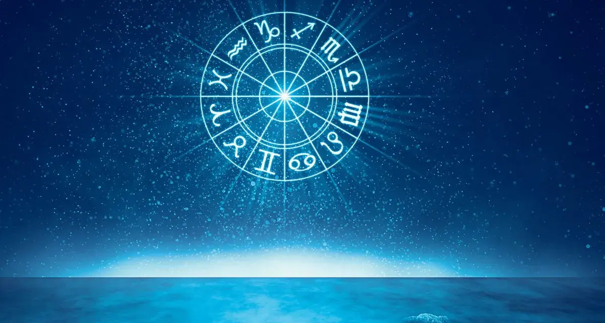 Jasny krąg zodiaku na tle nocnego nieba nad spokojnym morzem. Wodne znaki zodiaku wirują w kosmicznym tańcu.