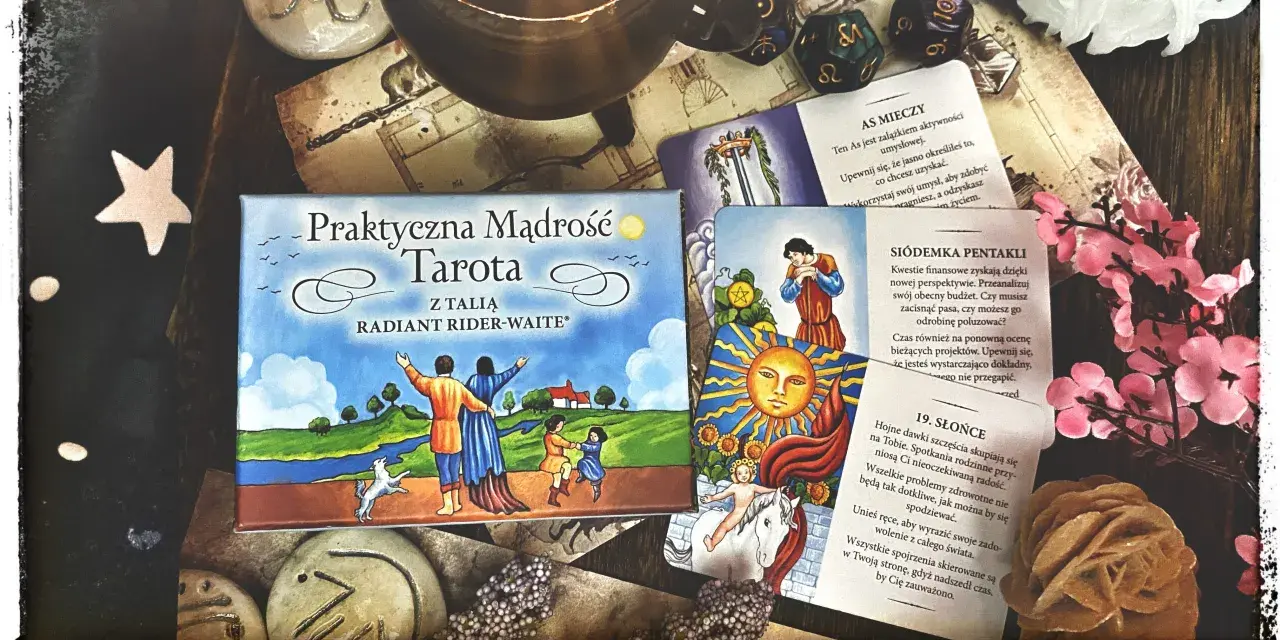 Karty anielskie i talia Tarota Radiant Rider-Waite, otoczone mistycznymi przedmiotami, zapraszają do podróży w głąb siebie.