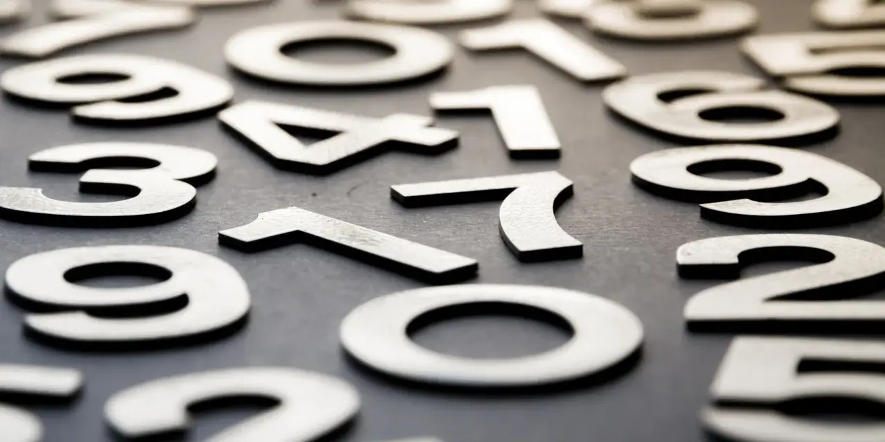 Rozrzucone cyfry tworzą chaos, ale w tym bałaganie kryje się numerologiczna 10 – symbol początku i pełni.