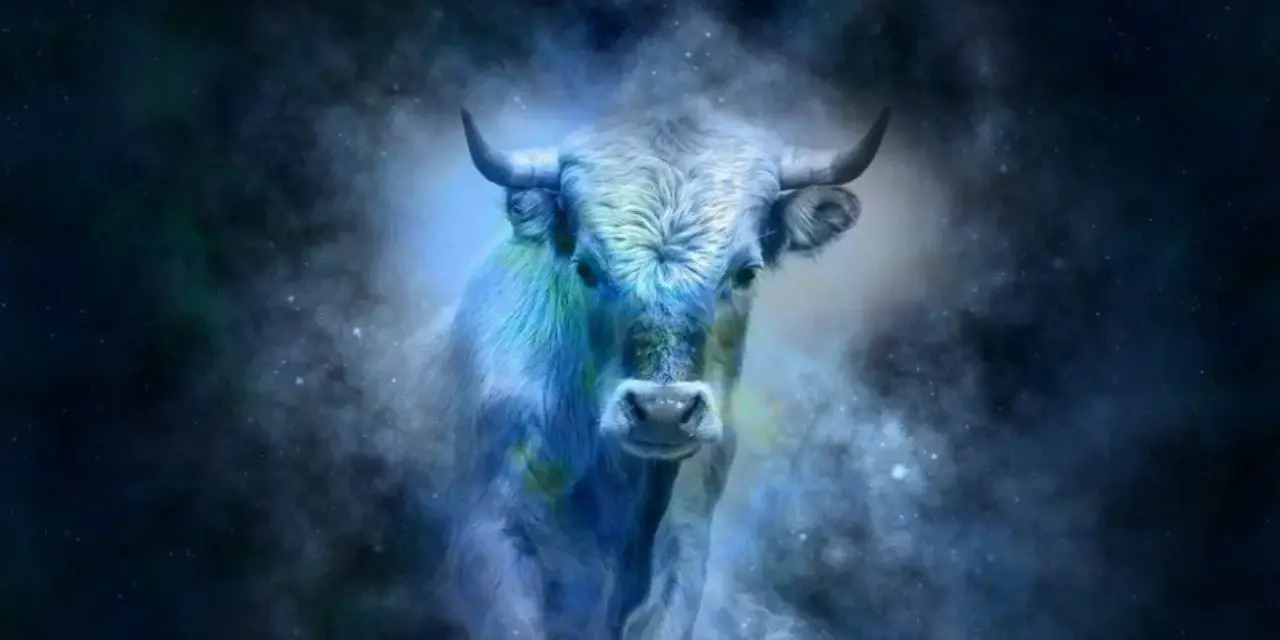 Byk, 21.05 znak zodiaku, majestatycznie kroczy przez kosmiczną mgławicę.