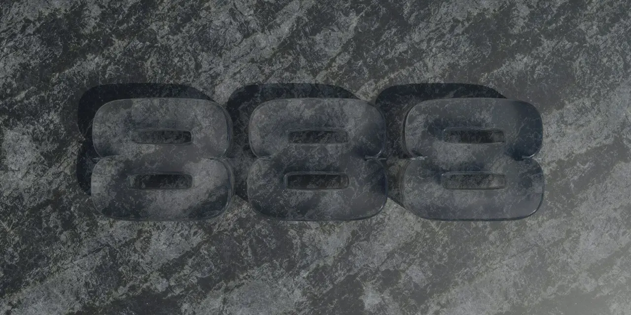 Trzy przezroczyste ósemki na kamiennym tle. 888 znaczenie symbolizuje obfitość i duchowe przebudzenie.