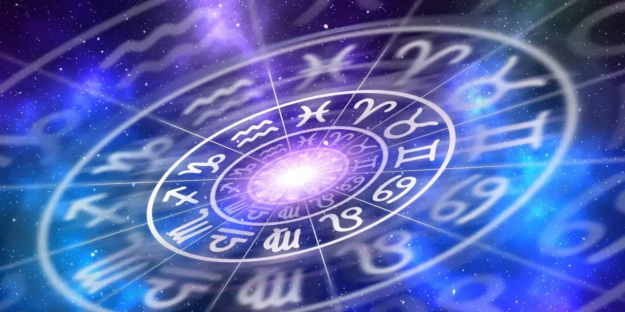 Obracający się krąg zodiaku na tle kosmosu. Czy wśród tych symboli kryją się najsłabsze znaki zodiaku?