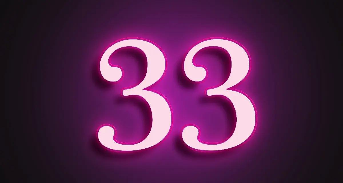 Lśniące cyfry 33 na fioletowym tle. Numerologiczna 6 z 33, symbolizująca mistrzowskie liczby.