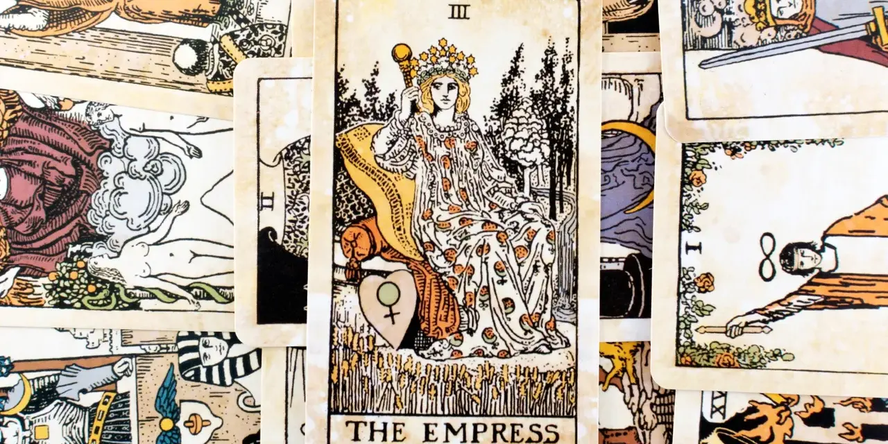 Karta cesarzowa tarot, III Arkanum Wielkie, przedstawia kobietę w koronie, siedzącą na tronie, otoczoną symbolami płodności i natury.