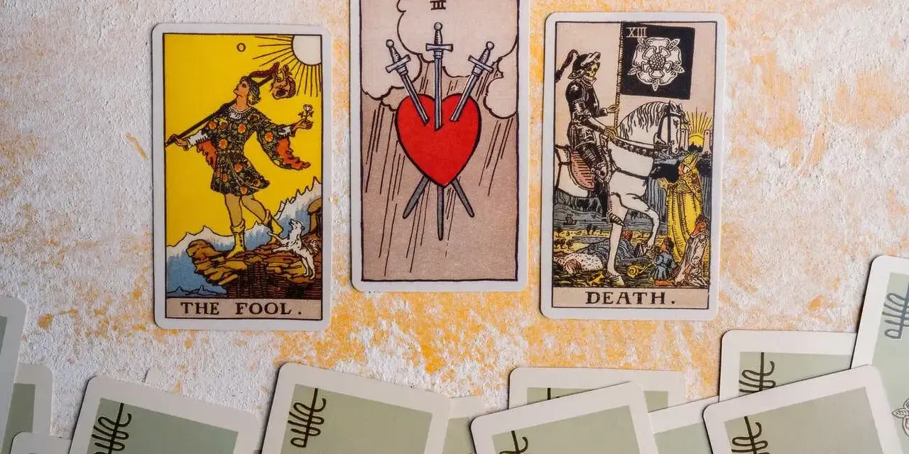 Tarot dla panien tygodniowy: karty Głupiec, Trójka Mieczy i Śmierć.