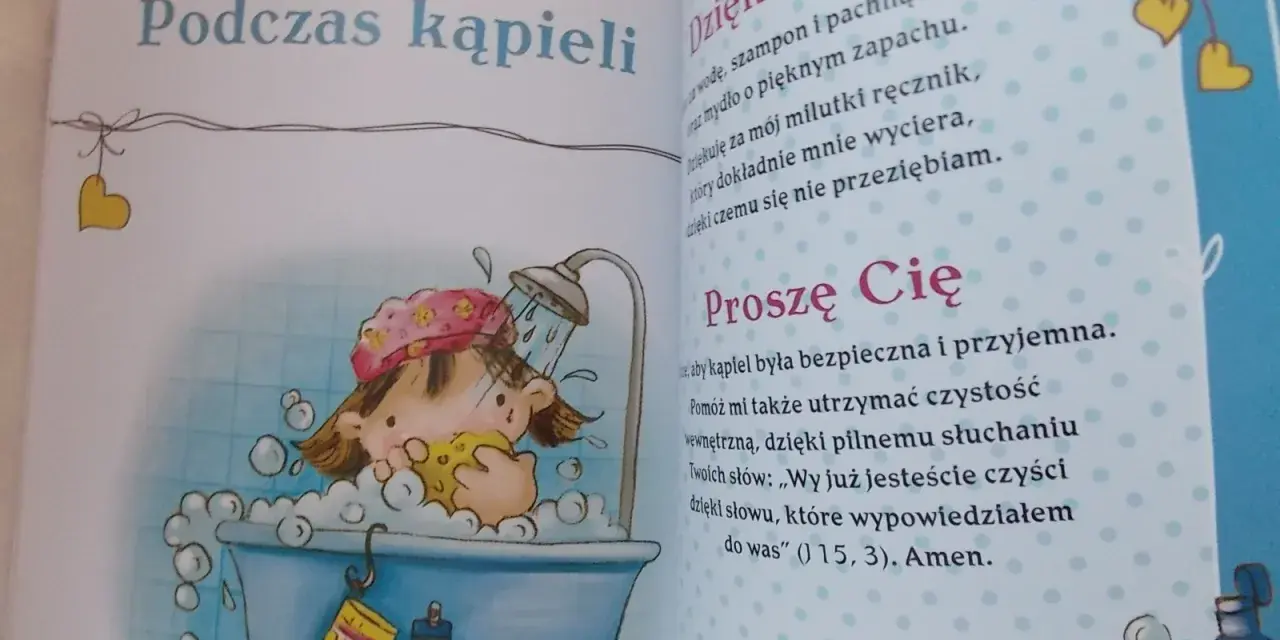 Dziecko w wannie, myje się gąbką. Obok stosik ręczników i kosmetyki. Krótka modlitwa dziękczynna za kąpiel.